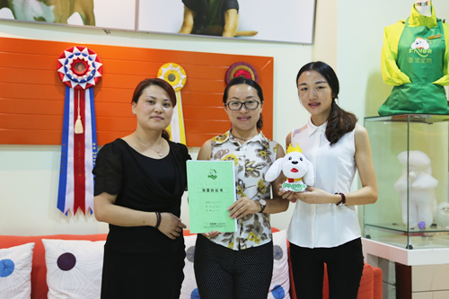 江蘇揚(yáng)州的王女士成功簽約圣寵寵物連鎖品牌