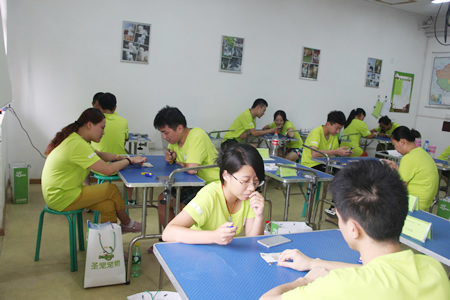 學員們都在認真的進行響片訓練實操練習
